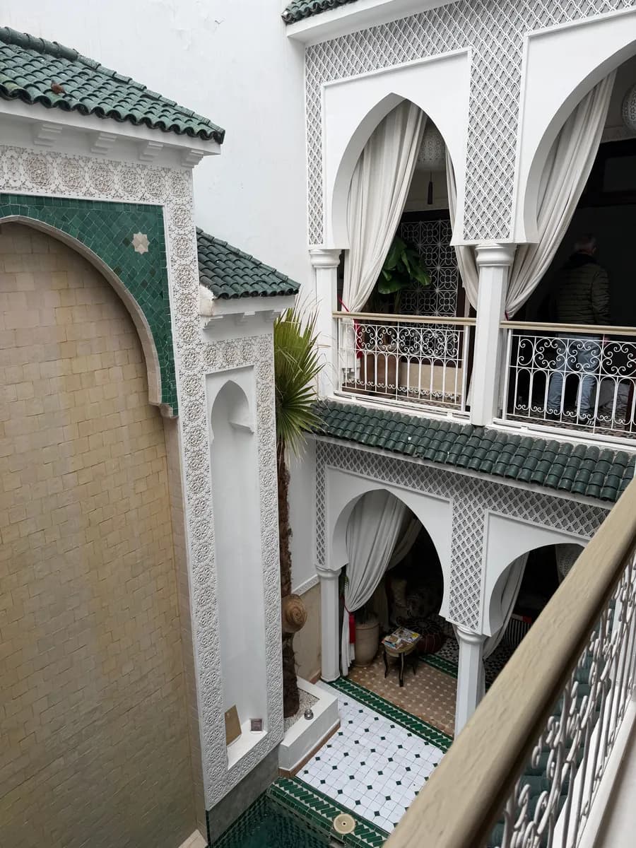 BookNoFees Beispielbild: Innenraum eines Riads mit gemusterten Fliesen und Bogen