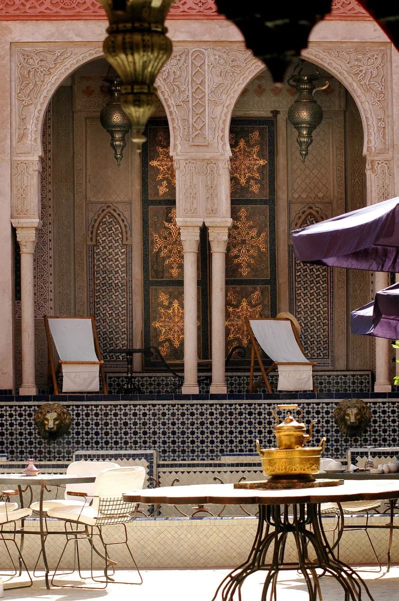 BookNoFees Beispielbild: Riad-Innenhof mit Pflanzen und Sitzplätzen
