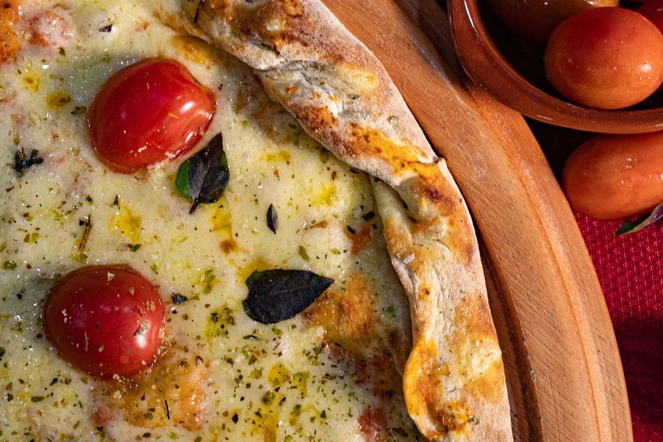 BookNoFees: Beispielfoto: Käsepizza mit Kirschtomaten