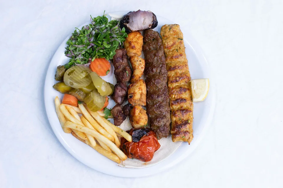 BookNoFees: Beispielfoto: Gegrillte Spieße, serviert mit Salat und Pommes frites