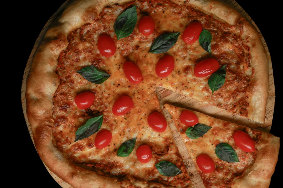 BookNoFees: Beispielfoto: Pizza mit Tomaten und Basilikum