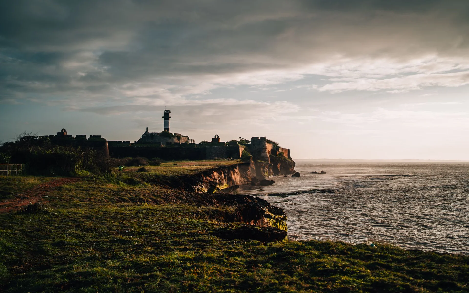 Fort von Diu an der Küste bei Sonnenuntergang