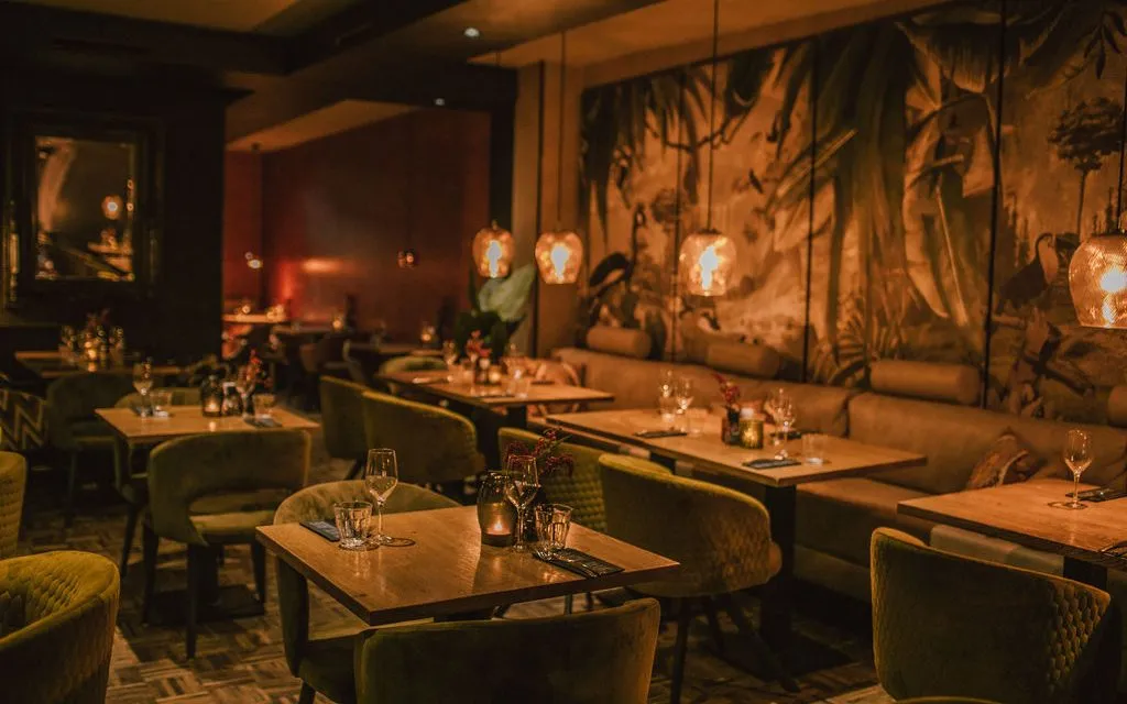 BookNoFees: Restaurant – Black and Blue – Amsterdam – Schwarz und Blau, Foto 1
