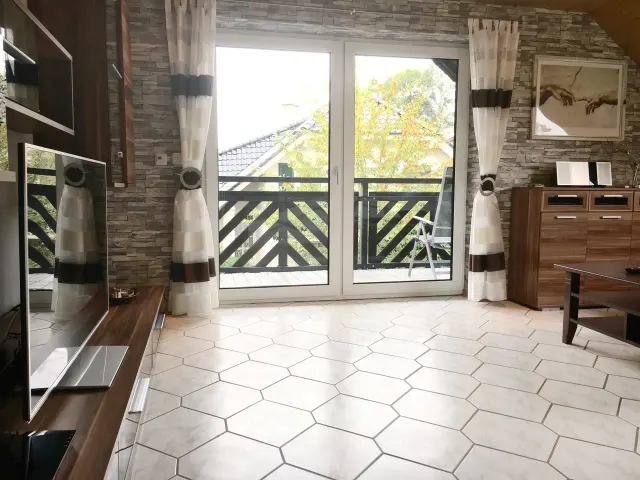 BookNoFees: WaldLoft in Balve mit Balkon, Kamin und Badewanne – Balve