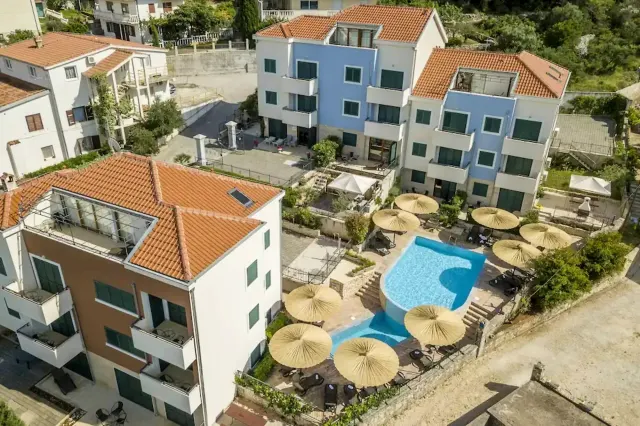BookNoFees: Ruhige Ferienwohnung mit Pool und Garten – Slatine