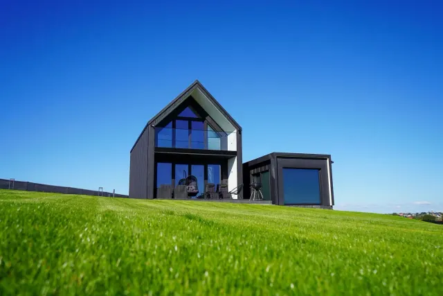 BookNoFees: Ein stilvolles Haus inmitten der Natur mit Sauna und Whirlpool – Rusinowo
