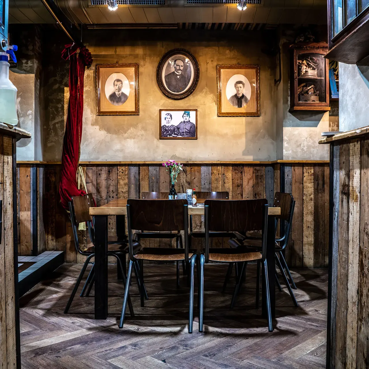 BookNoFees: Restaurant – Cannibale Royale Handboogstraat – Amsterdam – Cannibale Royale Handboogstraat, Foto 1