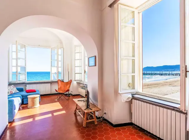 BookNoFees: Geräumige Wohnung mit Meerblick und Gewölbedecken – Alassio