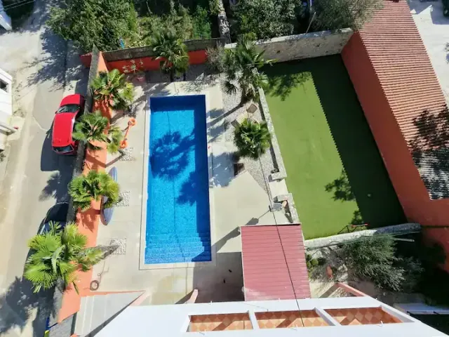BookNoFees: Urlaub pur auf 130m2, Pool 57m2 & Garten privat – Čabrunići