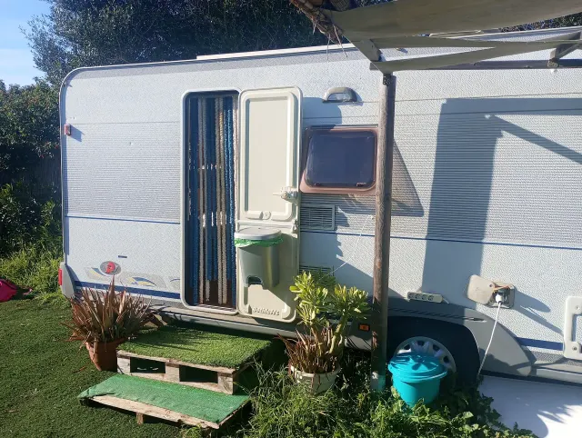 BookNoFees: Ferienwohnung in El Palmar De Vejer – Restaurierter Vintage-Wohnwagen mit Veranda und Garten