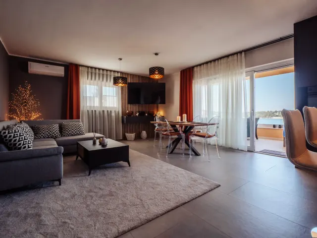 BookNoFees: Stilvolle Designwohnung mit Terrasse und Meerblick, Erdgeschoss – Rogoznica