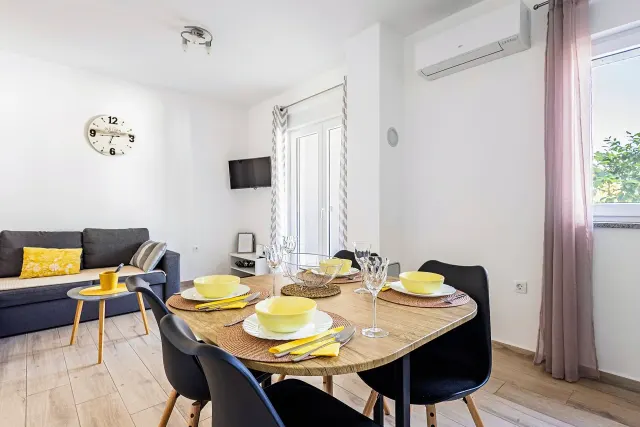 BookNoFees: Helle Erdgeschosswohnung mit Balkon und Gartenblick – Fazana- Valbandon