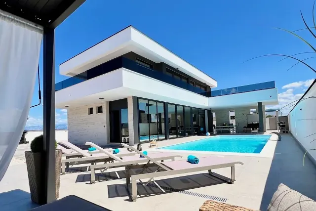 BookNoFees: Villa mit Pool, Garten und viel Platz für neun Gäste – Zemunik Gornji