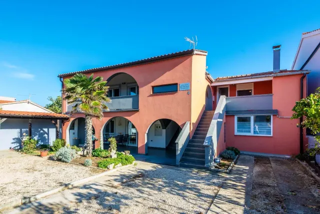 BookNoFees: Ruhige Gartenwohnung mit überdachtem Balkon – Vir