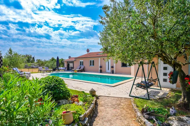 BookNoFees: Ferienhaus Una mit privatem Pool und Garten – Fazana