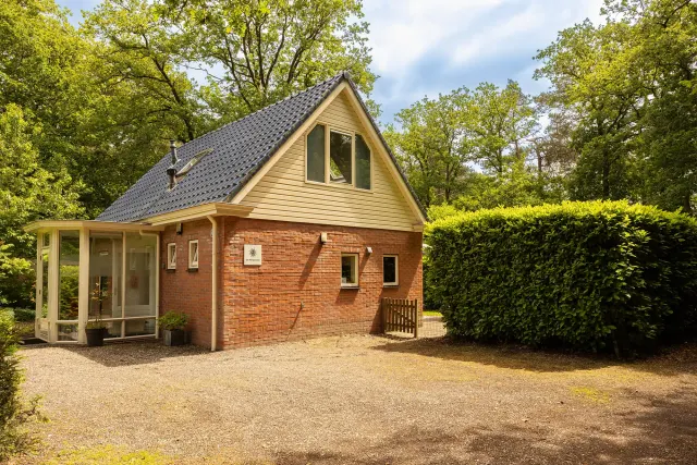 BookNoFees: Ferienwohnung in Norg – Freistehendes Ferienhaus mit umzäuntem Garten und Spielgerät