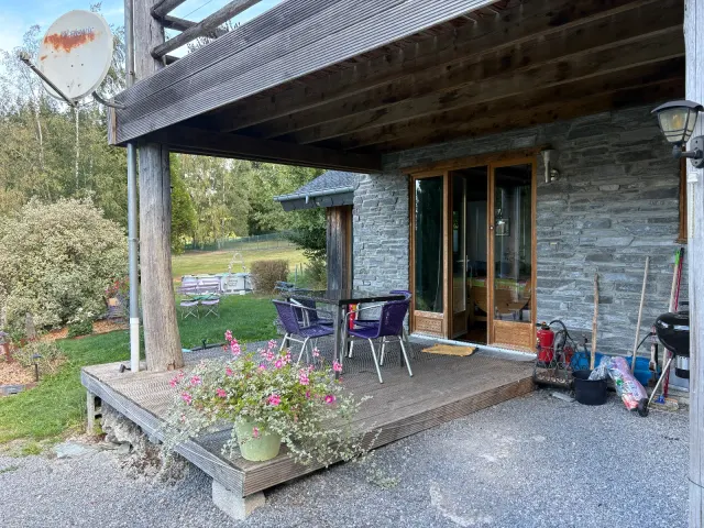 BookNoFees: Ferienwohnung in Membre Sur Semois – Ruhige Ferienwohnung inmitten der Natur mit überdachter Terrasse und Swimmingpool