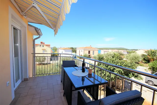 BookNoFees: Gemütliches Apartment mit Meerblick und Balkon – Medulin