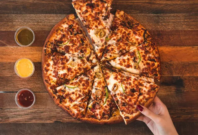 BookNoFees: Imbiss – Almond Pizza – Bucharest – Mandel-Pizza, Foto 3