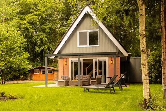 BookNoFees: Freistehendes Waldhaus mit umzäuntem Garten und Spielplatz – Norg