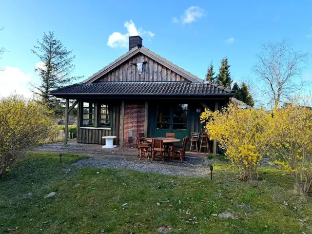BookNoFees: Ferienwohnung in Brekendorf – Idyllisches Tiny House aus Holz mit westlichem Charme