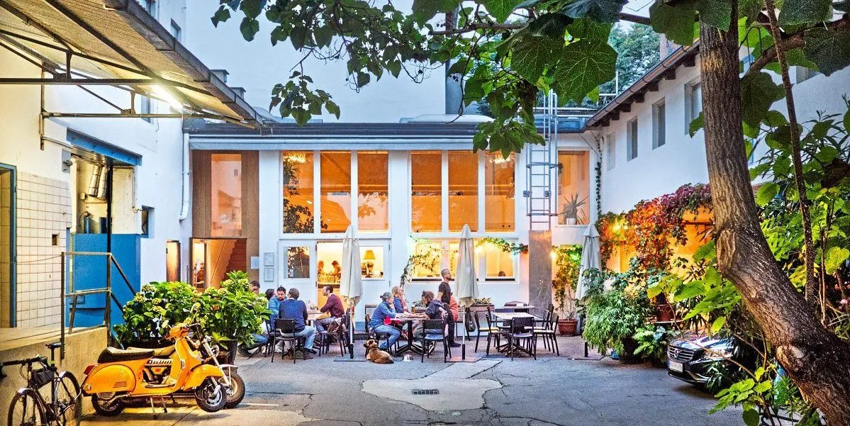 BookNoFees: Restaurant – Das Lokal im Hof – Vienna – Das Lokal im Hof, Foto 1
