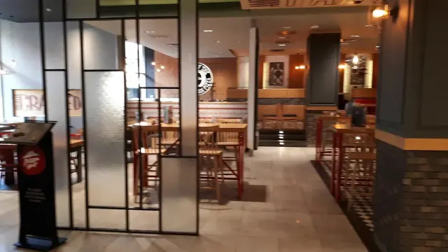 BookNoFees: Restaurant – Pizza Hut – Bucharest – Pizza Hut, Foto 2