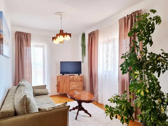 BookNoFees: Ruhige Ferienwohnung mit Balkon und Gemeinschaftspool – Okrug Gornji
