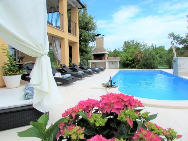 BookNoFees: Villa Ari mit Pool, Whirlpool und Sauna – Rakalj