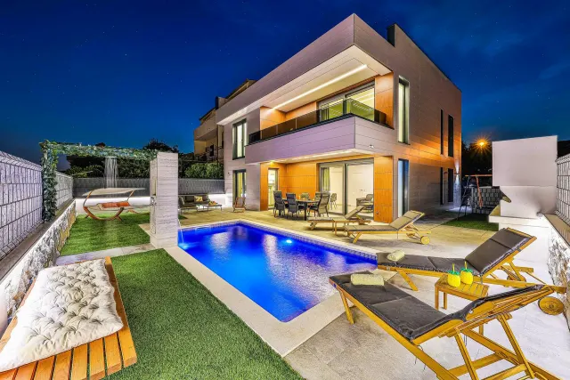 BookNoFees: Moderne Villa mit Pool und großzügiger Terrasse – Kastel Stafilic