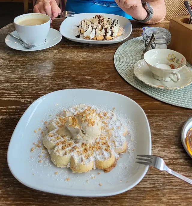 BookNoFees: Café – Helga's Waffelstübchen – Hallenberg – Helga's Waffelstübchen, Foto 2