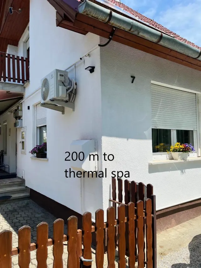 BookNoFees: Geräumiges Apartment mit Garten und Terrasse – Bük