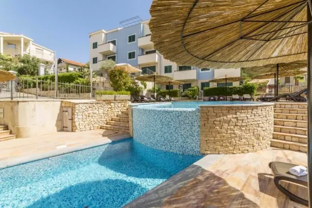 BookNoFees: Ferienwohnung in Slatine – Ruhige Ferienwohnung mit Meerblick und Pool