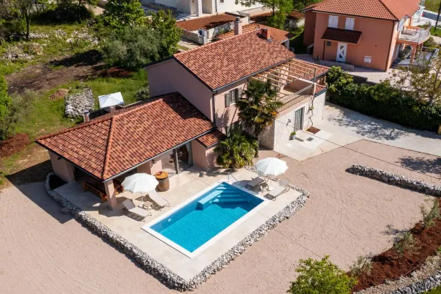 BookNoFees: Steinhaus mit Pool und Sauna – Malinska