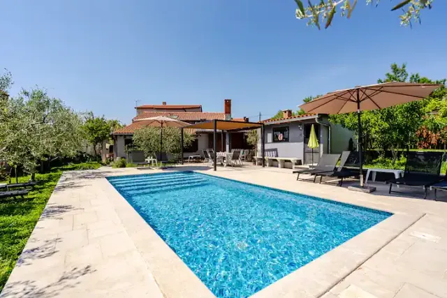 BookNoFees: Ferienwohnung in Pula – Geräumige Wohnung Meme 1 mit Pool in Pula