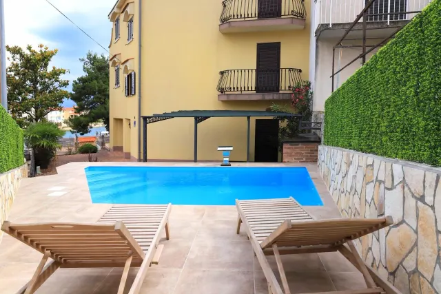 BookNoFees: Eine ruhige Villa mit Pool und Balkon direkt am Meer – Malinska