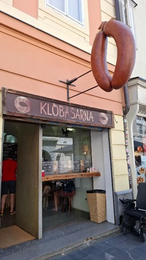 BookNoFees: Imbiss – Klobasarna – Ljubljana – Wurstfabrik, Foto 1