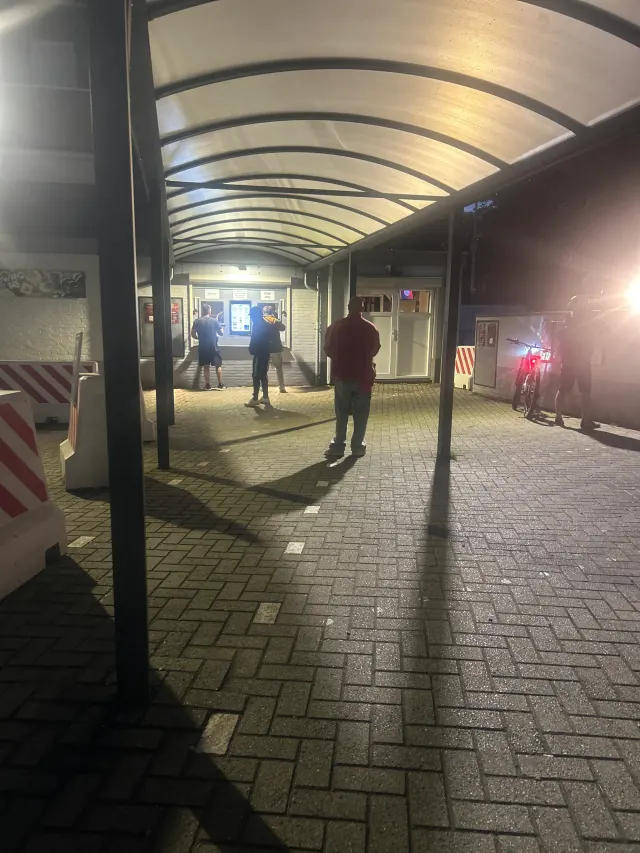 BookNoFees: Bar – Coffeeshop Down Under – Kerkrade – Eingang mit Personen und Fahrrad, Foto 4