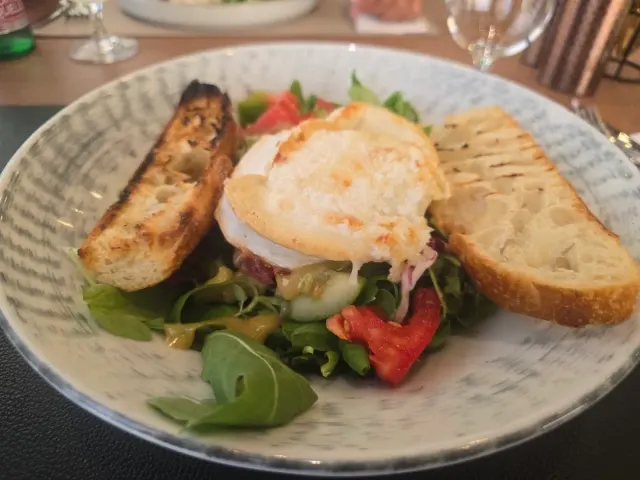 BookNoFees: Restaurant – Anavi – Bratislava – Genau der, Foto 2
