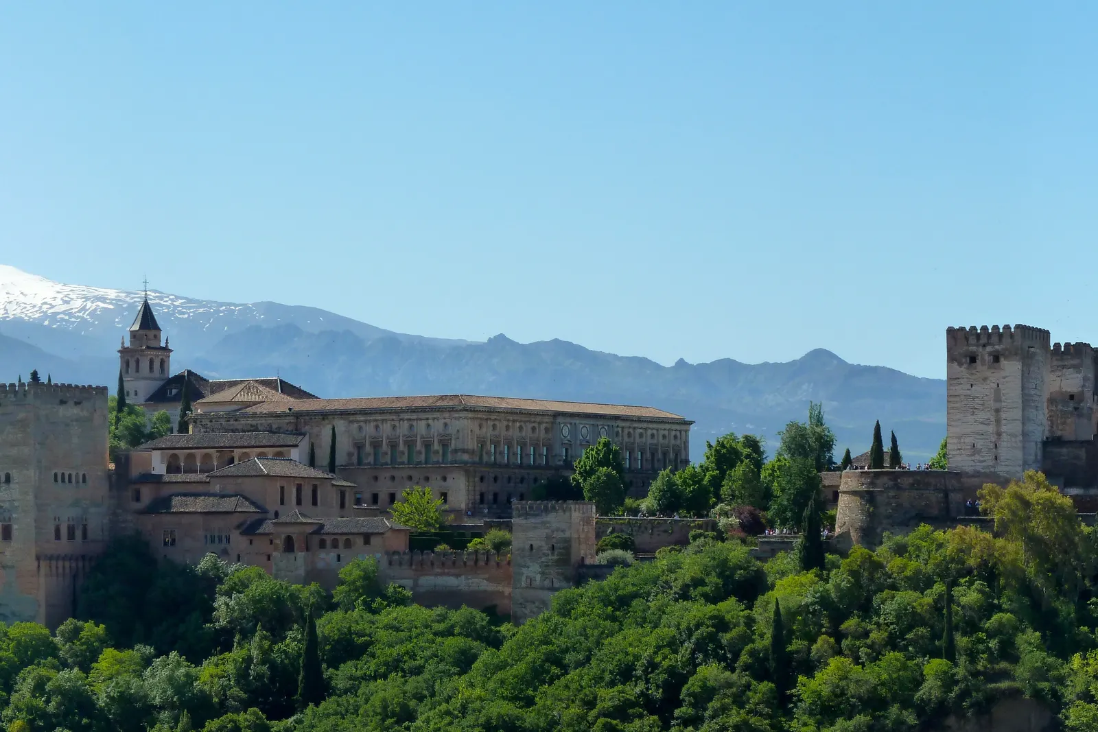 BookNoFees-Reiseführer Andalusien, Spanien: die Alhambra in Granada mit der Sierra Nevada im Hintergrund