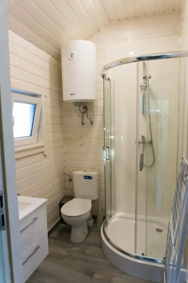 BookNoFees: Ferienwohnung in Jarosławiec, Polen – ein kleines Badezimmer mit Toilette und Dusche in der Anlage „DOMKI SILVER 2“ in Jarosławiec