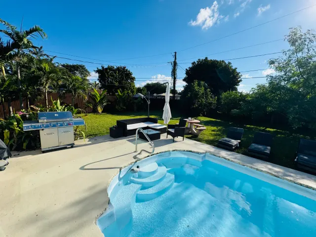 BookNoFees: Ruhiges Tiny House mit Garten und Pool – Cutler Bay