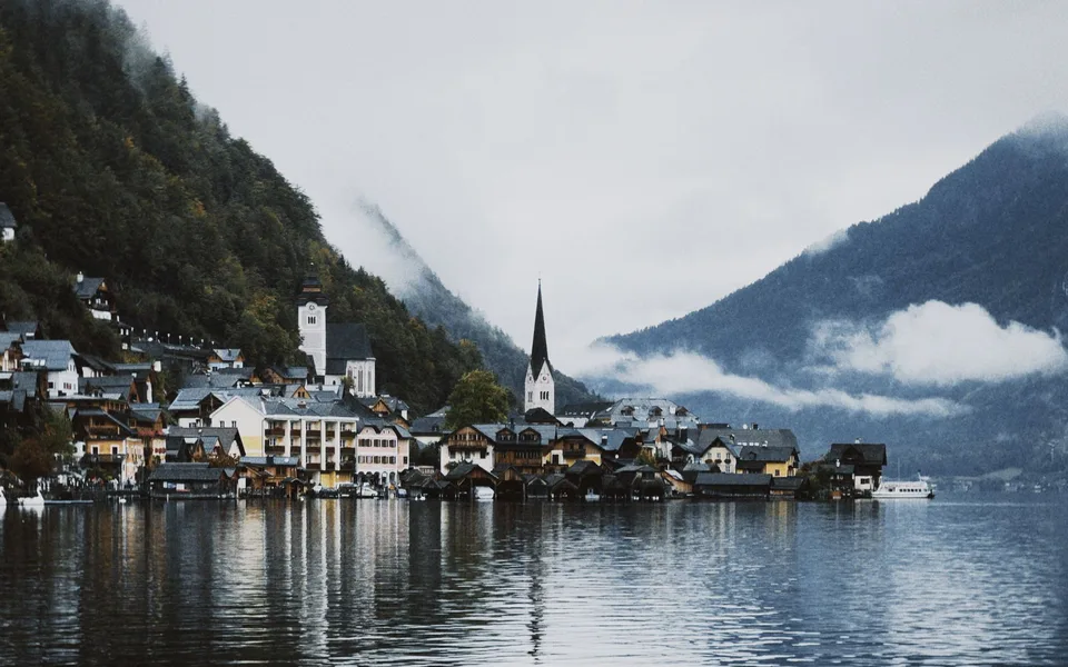 Hallstatt am See zwischen wolkenverhangenen Bergen