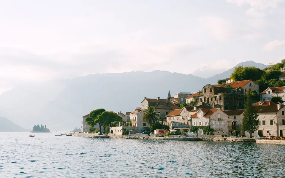 Steinhäuser am Ufer der Bucht von Kotor