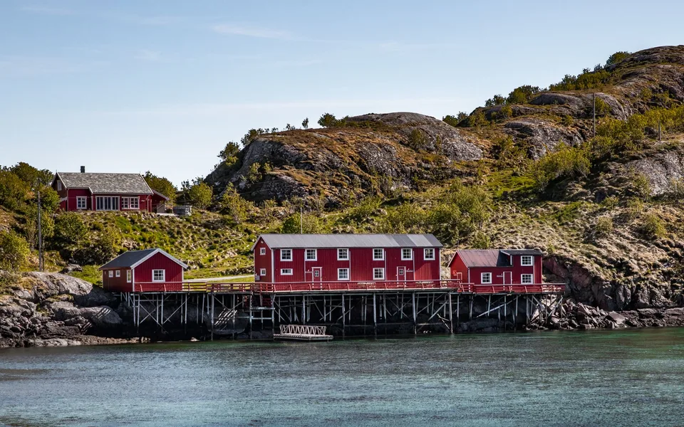 Rote Häuser am Wasser in Nordland, Norwegen
