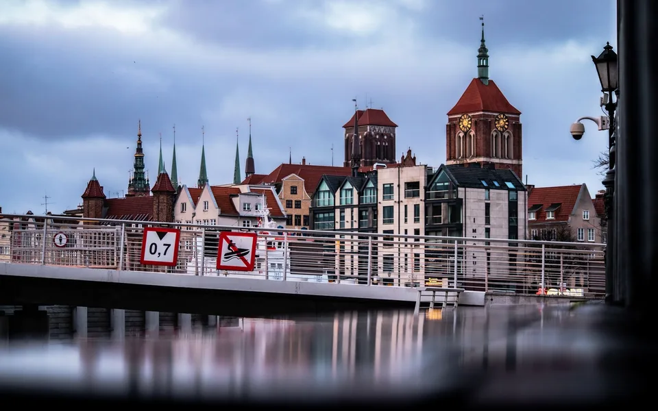 Historische Gebäude an der Uferpromenade von Danzig
