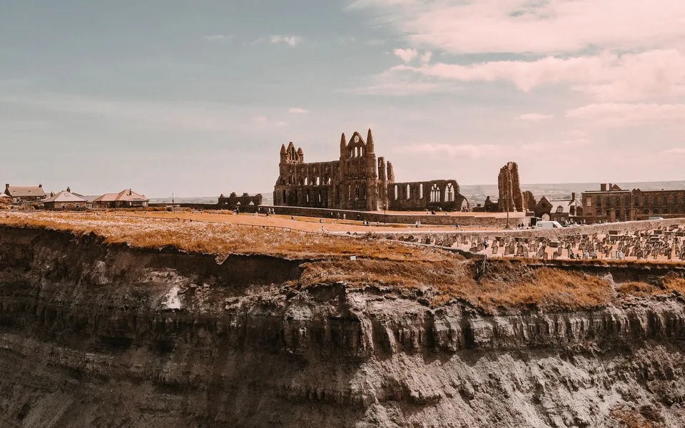 Ruinen von Whitby Abbey über der englischen Küste