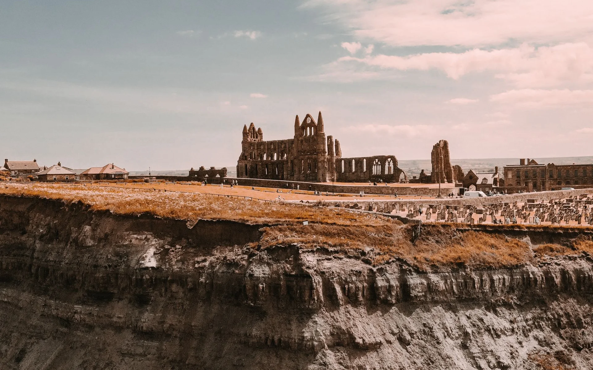 Ruinen von Whitby Abbey über der englischen Küste