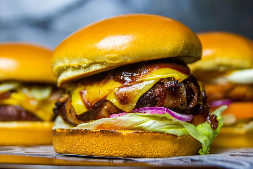 BookNoFees: Beispielfoto: Cheeseburger mit Salat und Tomate