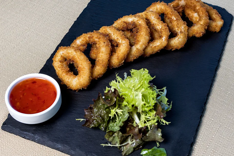 Beispielfoto: Frittierte Tintenfischringe mit Salat und Dip